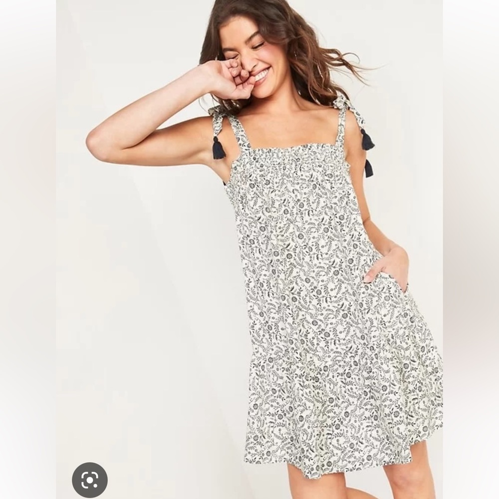 Old Navy sleeveless smocked floral swing dress